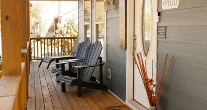 Relaxing Country Home, Huge Fenced Yard, Backyard Gazebo Bar , Griddle & Hot Tub