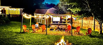 Relaxing Country Home, Huge Fenced Yard, Backyard Gazebo Bar w/ TV & Griddle .