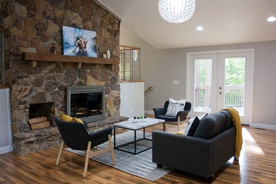 ‼️‼️ Modern Wooded Retreat ‼️‼️ 6min to Purdue