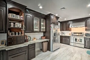 Refrigerador, microondas, horno y parrilla de estufa 