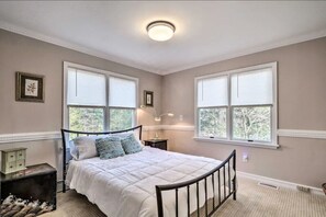 2 bedrooms, desk, iron/ironing board, travel cot - Huge Poconos Retreat with a Hot Tub a Heated Pool and close to hiking (Cresco)