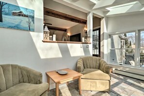 TV, fireplace, video games - Huge Poconos Retreat with a Hot Tub a Heated Pool and close to hiking (Cresco)