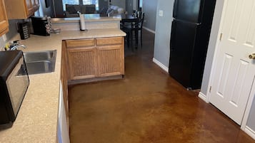 Køleskab, mikrobølgeovn, ovn, kogeplade