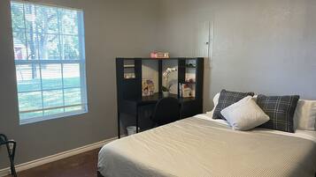 3 bedrooms, desk, iron/ironing board, free WiFi