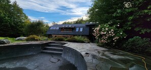 Property grounds - Sleeps 30!! 2 Cabins, 10 Bedrooms, 3 Kitchens, Hot Tub, Fireplaces, Game Rooms (Wardsboro)