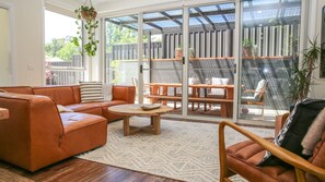 Smart TV, stereo - HIDDEN GEM : Stylish retreat in the heart of Bright (Bright)