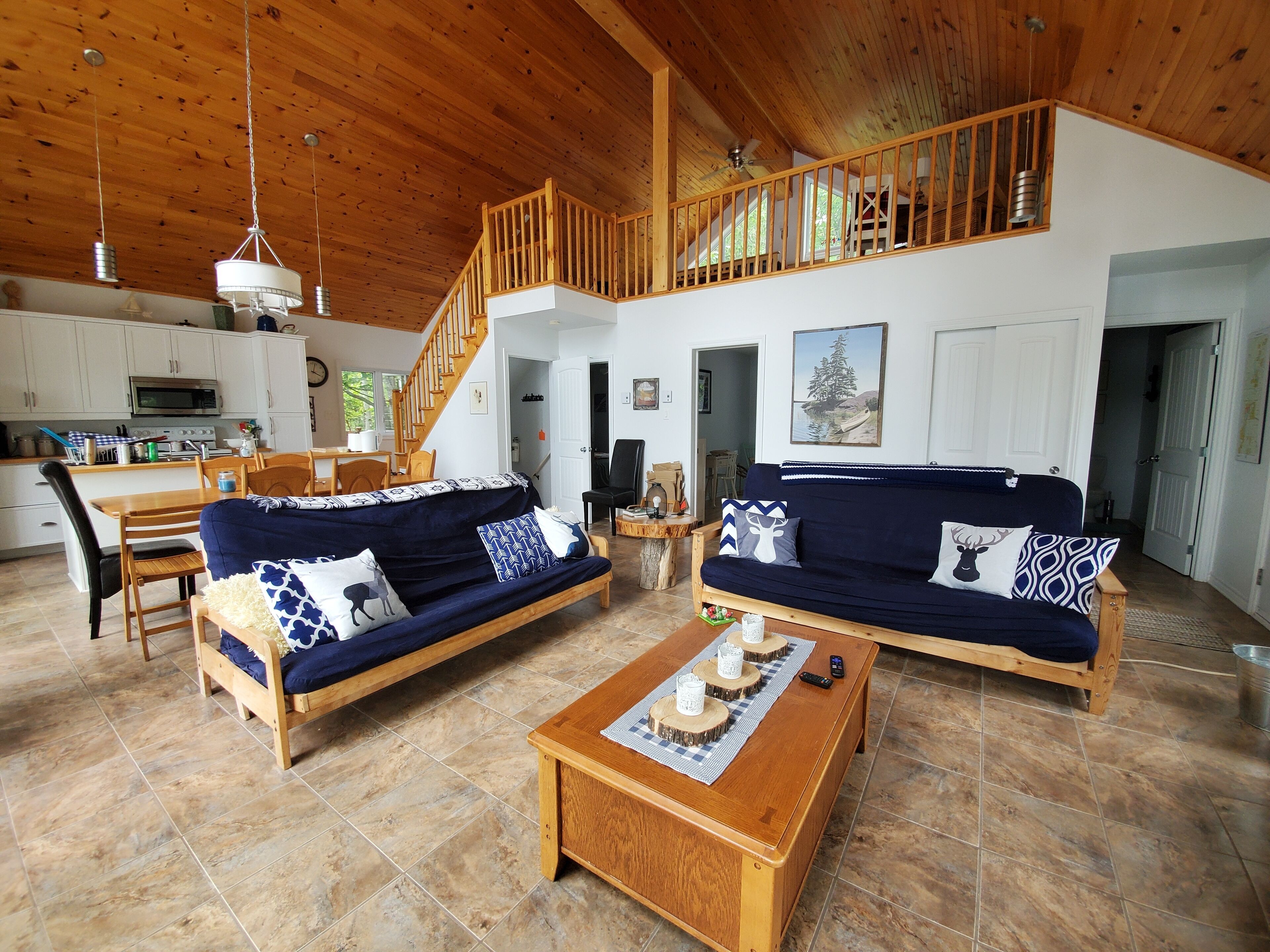 Una televisión, una chimenea