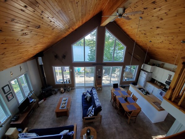TV, fireplace