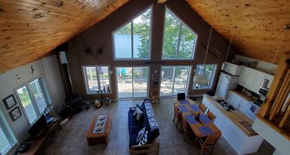 Quiet chalet on a beautiful lake. Available all 4 seasons.