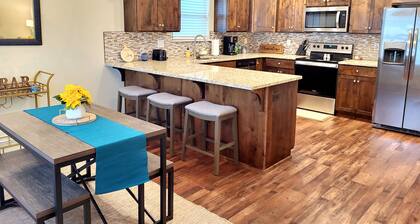 Pool Access and Pet Friendly Bungalow close to Eureka Springs!