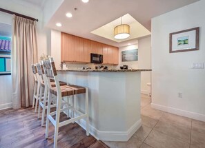 Fridge, microwave, oven, stovetop - Luxury Residence 3BR near 5th Ave & Beach (Naples)