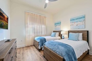 Iron/ironing board, travel crib, free WiFi, bed sheets - Luxury Residence 3BR near 5th Ave & Beach (Naples)