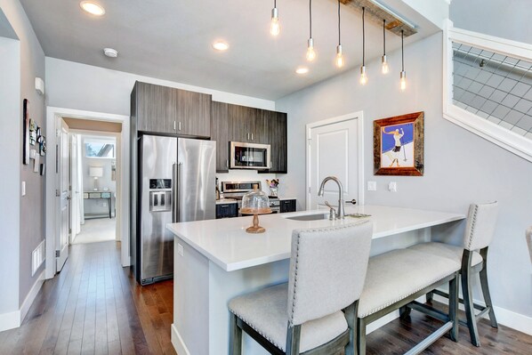 Jääkaappi, mikroaaltouuni, uuni, liesi