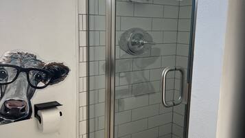 Ducha, secador de pelo, toallas, jabón