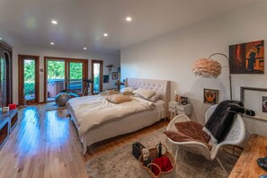 3 bedrooms, in-room safe, desk, free WiFi