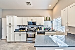 Jääkaappi, mikroaaltouuni, uuni, liesi