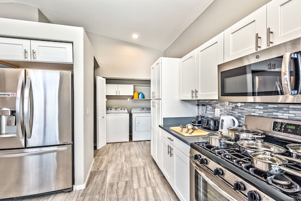 Een koelkast, een magnetron, een oven, een kookplaat