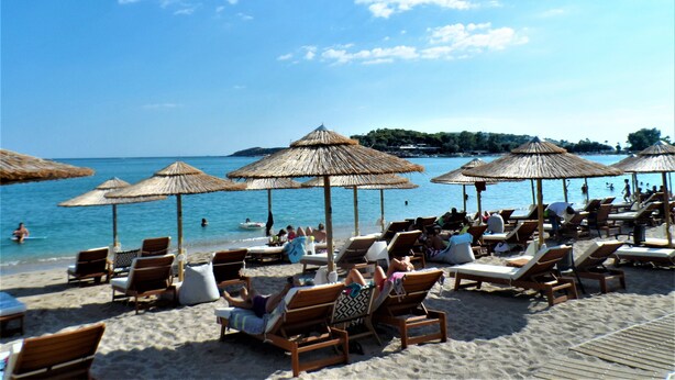 A beach with sun loungers and thatched umbrellas. - VILLA HERMES/ Seaview / 7 min from the beach! (Vouliagmeni)