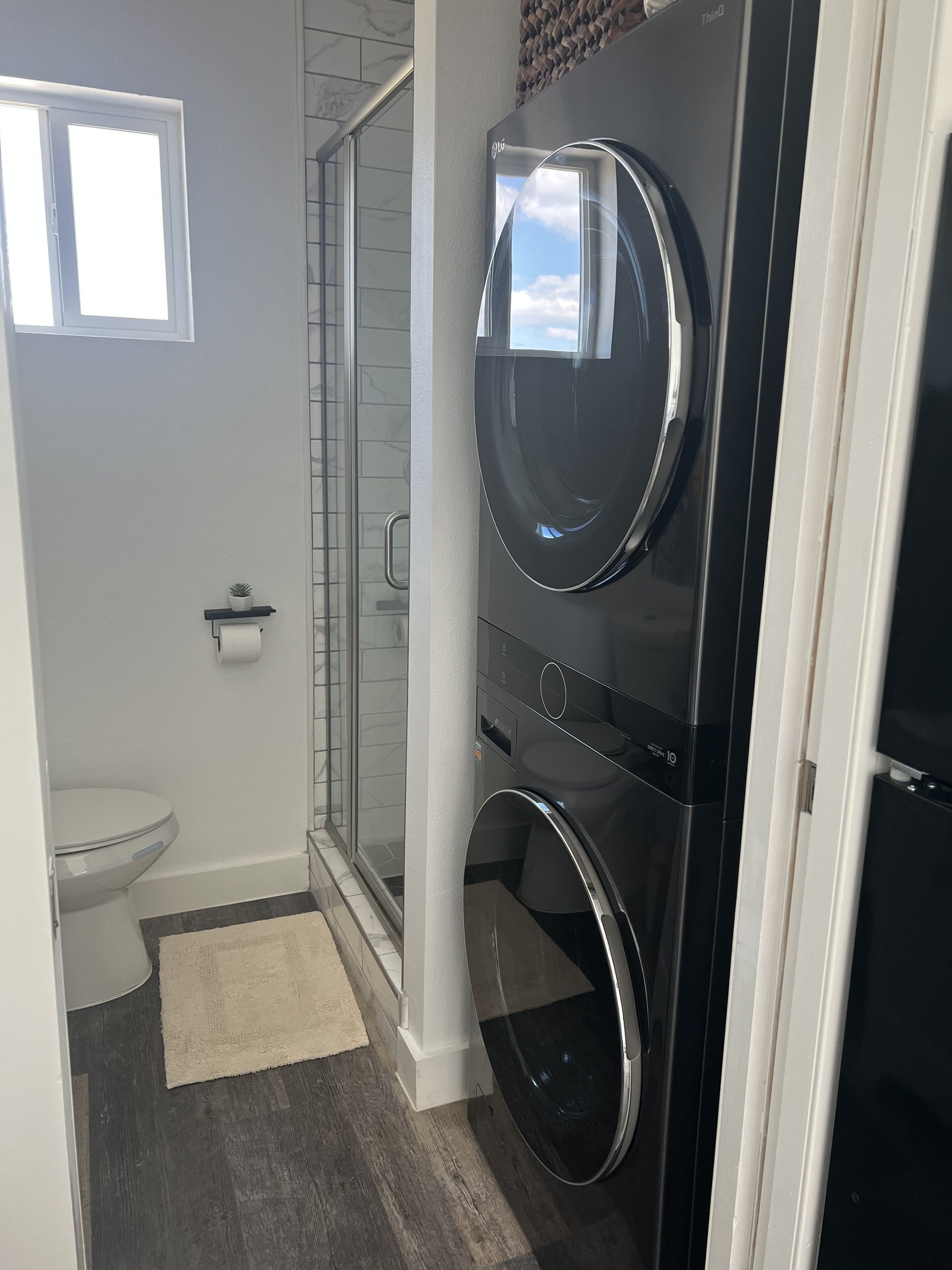 Een douche, handdoeken, zeep, shampoo