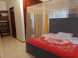 4 bedrooms, iron/ironing board, WiFi, bed sheets