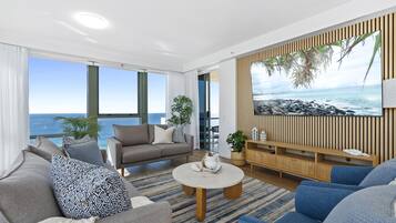 Apartamento, 4 quartos | Área de estar | TV LCD 18 polegadas com canais digitais, TV