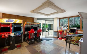 Habitación con juegos de arcade, incluyendo 'Time Chaser' y 'Super C'.