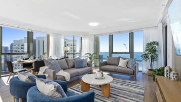 Apartamento, 4 habitaciones | Zona de estar | Televisión LCD de 18 pulgadas con canales digitales, una televisión