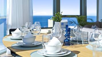 Apartamento, 4 quartos | Área de estar | TV LCD 18 polegadas com canais digitais, TV