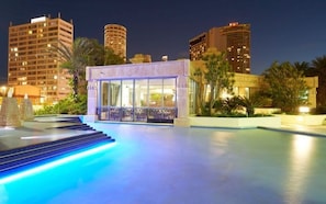 Indoor pool, 2 outdoor pools - Sun City - Q Stay (Surfers Paradise)