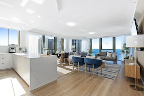 Appartement, 4 chambres | Aire de séjour | Téléviseur ACL de 18 po avec télévision numérique, téléviseur