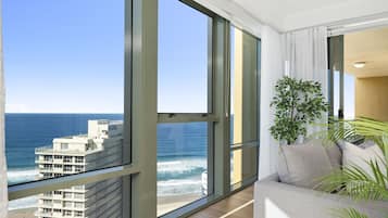 Apartamento, 4 quartos | Área de estar | TV LCD 18 polegadas com canais digitais, TV