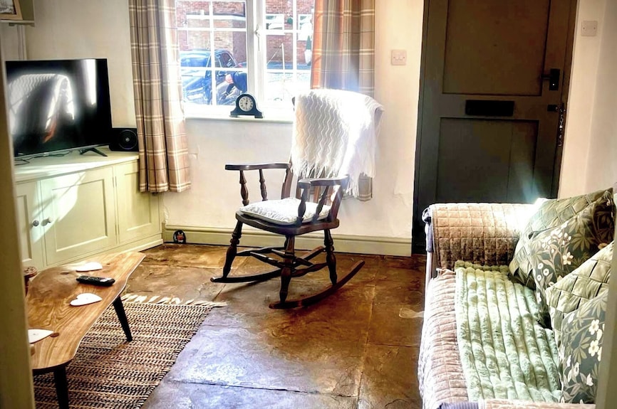 18th Century Cosy Cottage- Stunning Field Views - Cotswolds