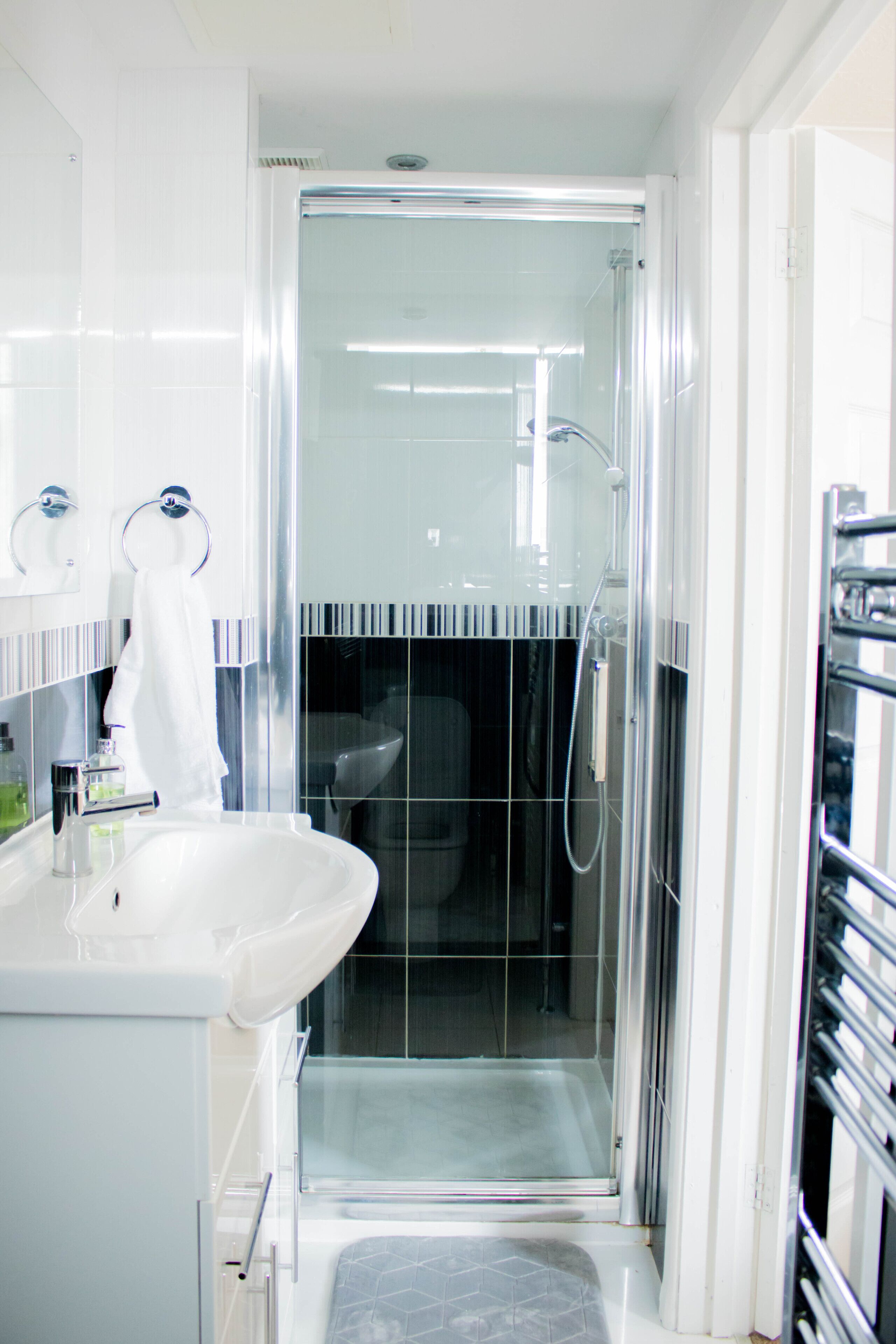 Combined shower/tub, hair dryer, towels