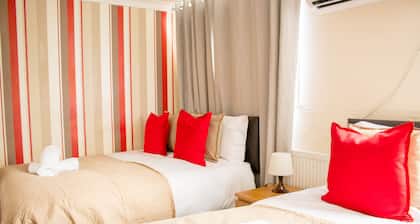 Spacious 5-Bedroom Home - Sleeps 11 & Free Parking