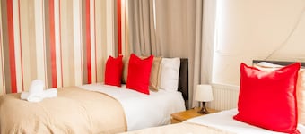 Spacious 5-Bedroom Home - Sleeps 11 & Free Parking