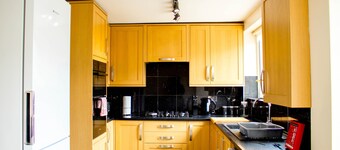 Spacious 5-Bedroom Home - Sleeps 11 & Free Parking