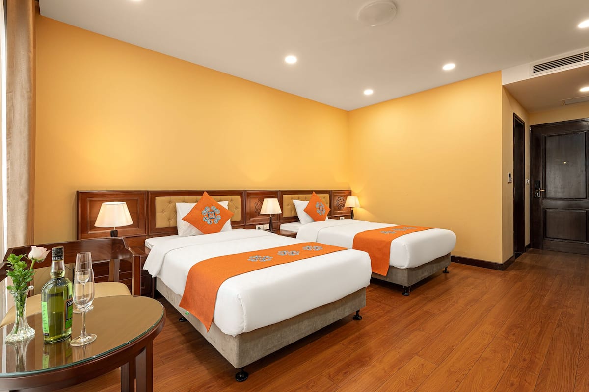 Habitación triple urbana | Ropa de cama hipoalergénica y minibar