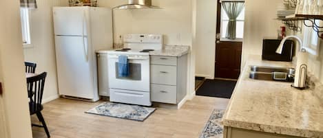 Refrigerador, microondas, horno, placa de cocina