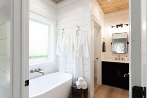 Combined shower/bathtub, hair dryer, towels, shampoo - Stone+Pine Pet Friendly High Design w SOLO STOVE (Broken Bow)