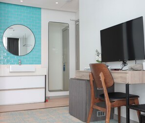 家庭房 | 客房内保险箱、办公桌、笔记本电脑工作区、熨斗/熨板