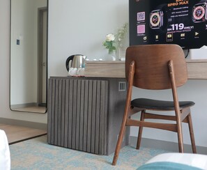 Phòng dành cho gia đình | Két bảo mật tại phòng, bàn, khu vực làm việc phù hợp cho laptop