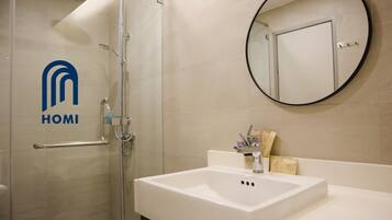 Family Room | Bathroom | Shower, hydromassage showerhead, free toiletries, hair dryer
