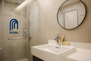 Familienzimmer | Badezimmer | Dusche, Hydromassagedusche, kostenlose Toilettenartikel, Haartrockner