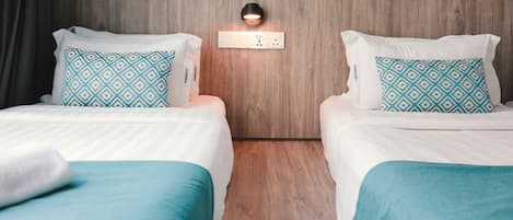 Habitación familiar | Caja de seguridad en la habitación y escritorio