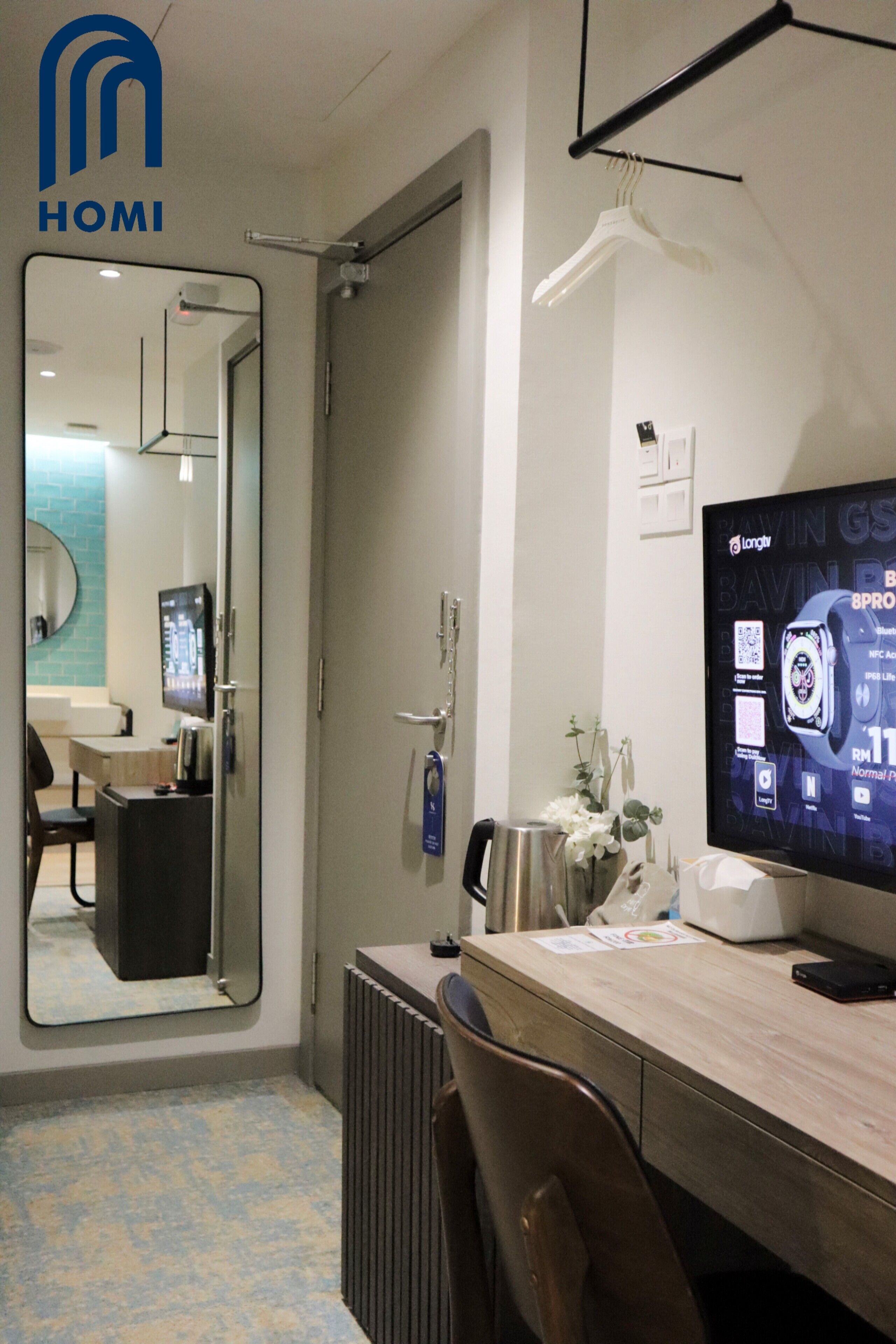 Kamar Standar | Brankas, meja kerja, ruang kerja ramah laptop, dan setrika/meja setrika