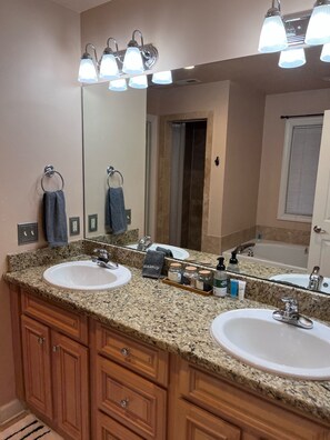 Combined shower/bathtub, jetted bath, towels, soap - Elegant Mountain Townhome in Banner Elk (Banner Elk)