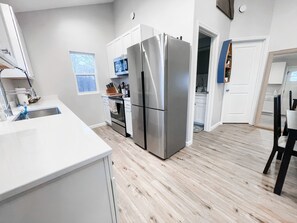 Fridge, microwave, oven, stovetop - Charming Cabin Overlooking Rush Lake (Rush City)