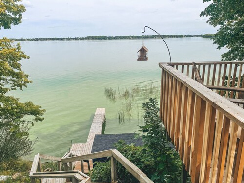 Charming Cabin Overlooking Rush Lake