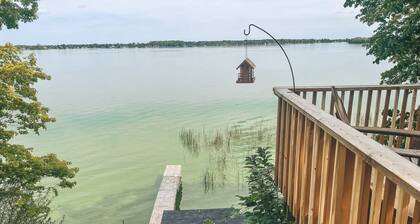 Charming Cabin Overlooking Rush Lake