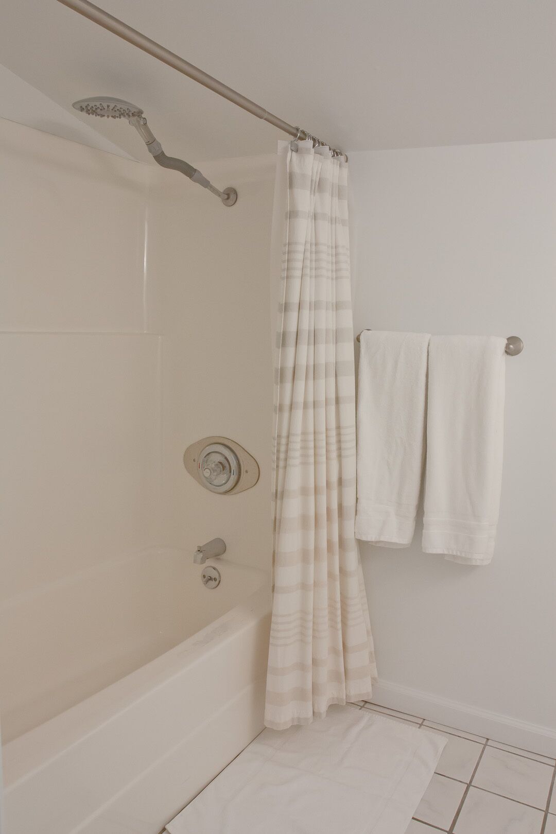 Combined shower/tub